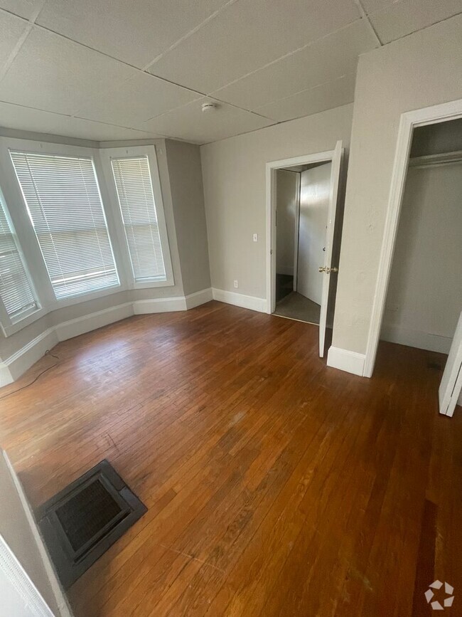 Building Photo - Large 2 bed unit right next to the Commute... Rental