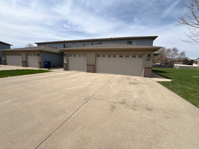 Building Photo - Ground Floor 2 Bed Condo with Attached Garage!