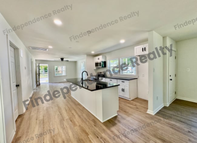 Photo - 351 Fox St SW