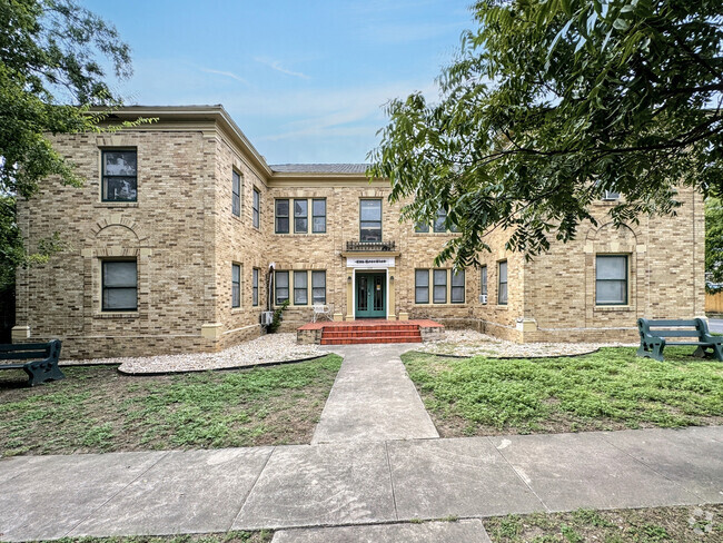 Building Photo - 128 W Magnolia Ave Rental