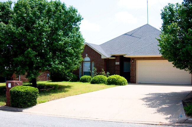 Building Photo - 626 Maplewood Dr