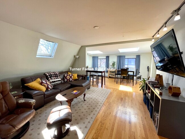 Building Photo - 10 Evergreen Ave Unit 3