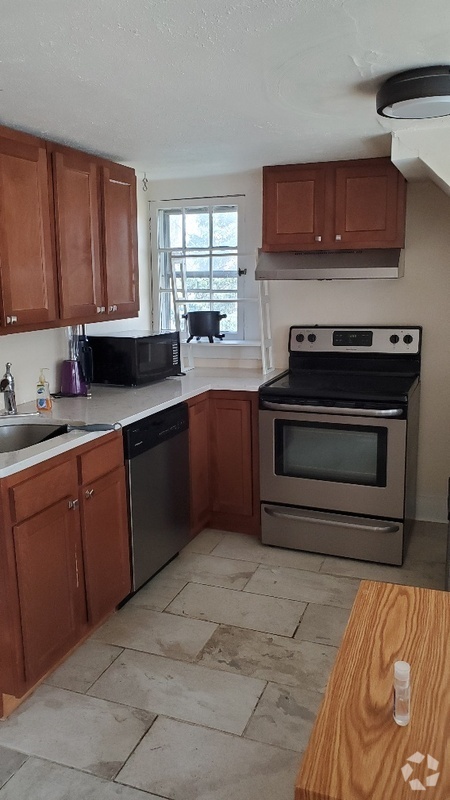 Building Photo - 1113 E Genesee St Rental