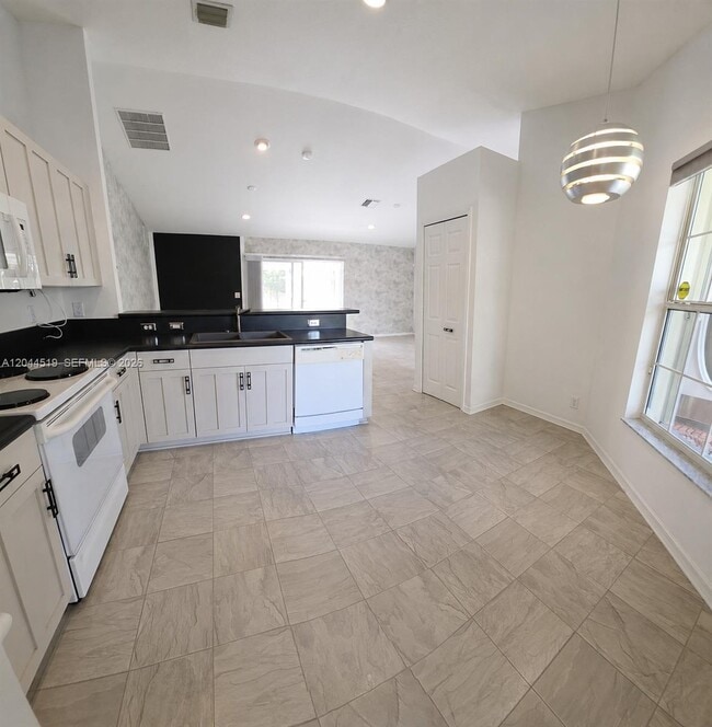 547 High Hawk Cir