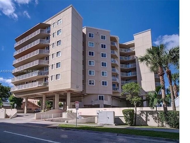 Building Photo - 102 SW 6th Ave Unit 405