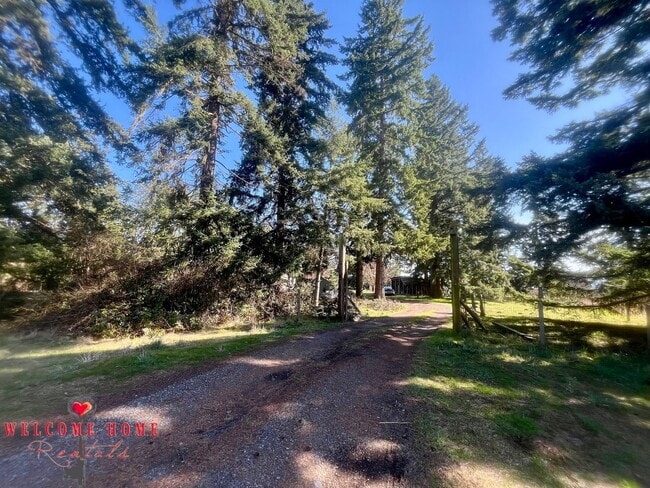 Building Photo - Unique opportunity - Bring your horses!