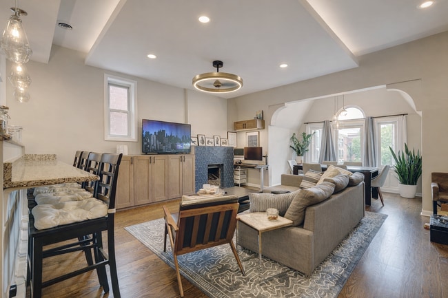 Building Photo - 1128 W Fullerton Ave Unit 3