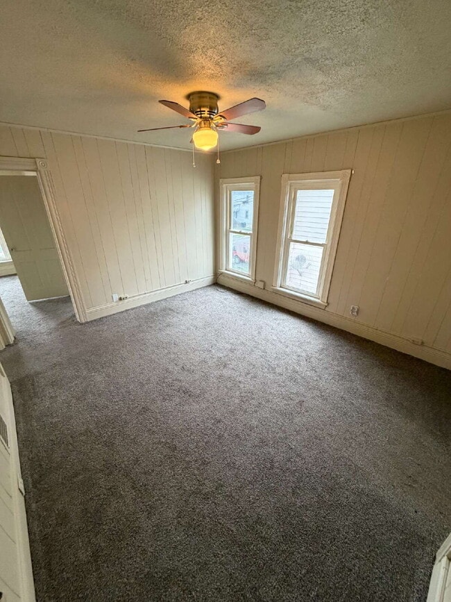 Building Photo - *Comfortable 2-Bedroom Upper Unit Upper