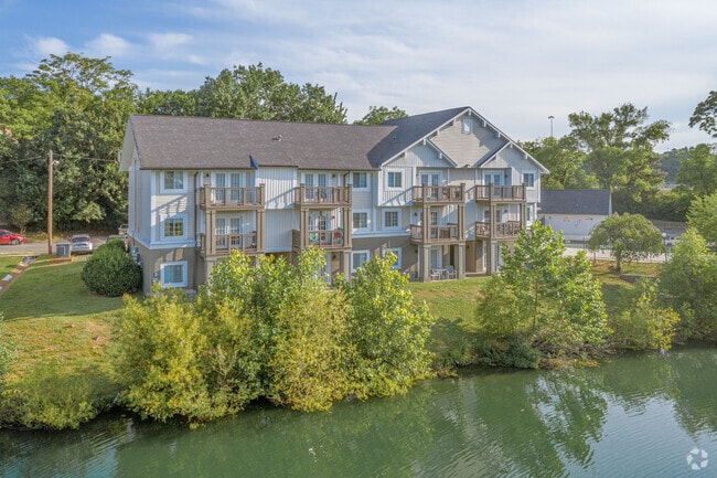 Building Photo - Hickory Lake