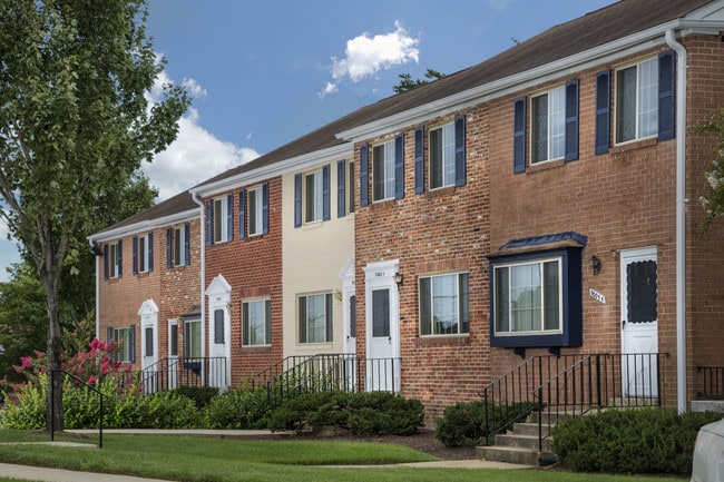 Two-level townhomes Village Square North - Deerfield Run & Village Square North