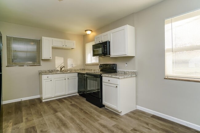 Photo - 1646 Oakwood Ave