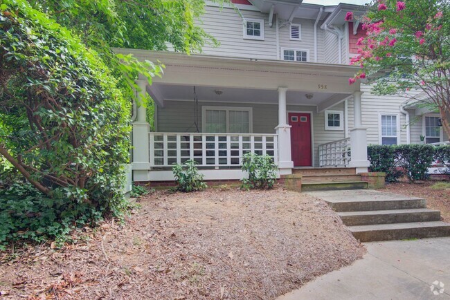 Building Photo - Delightful 3-Bed, 3-Bath End-Unit in Oak P... Rental