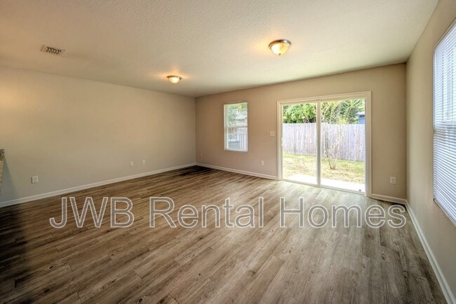 Photo - 706 James St