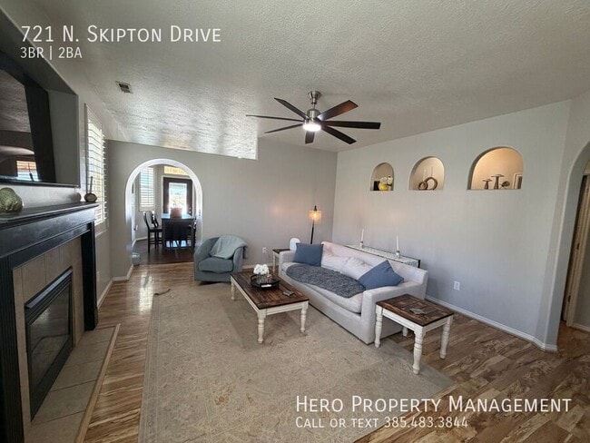 Photo - 721 Skipton Dr W