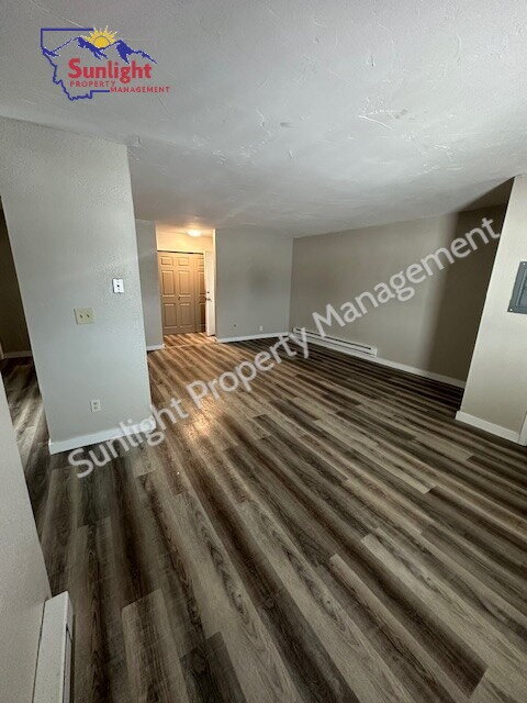 Building Photo - 2 Bed 1 Bath Upstairs Apartment Unit 4