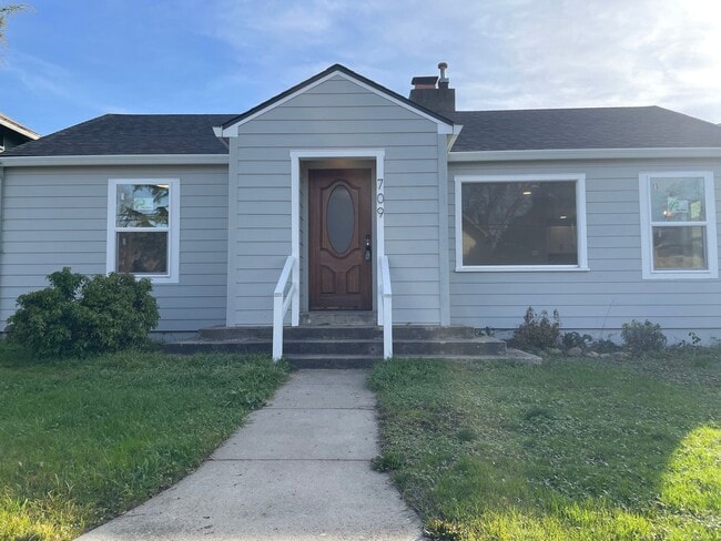 Photo - Newly Remodeled 2 Bedroom 1 Bathroom Home***A MUST SEE HOME***