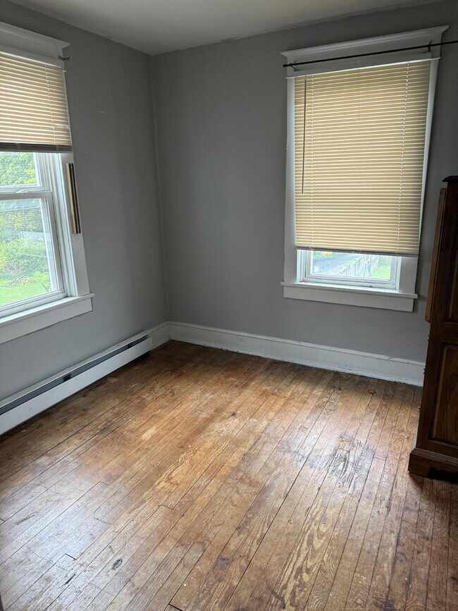 "Charming 3-Bed Duplex with Gleaming Hardwood Floors in Brunswick, MD!"