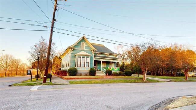 648 Clayton St