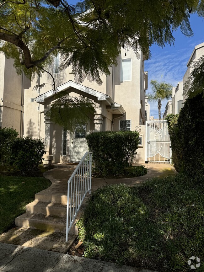 Building Photo - 2026 Garnet Ave Unit Pacific Beach condo