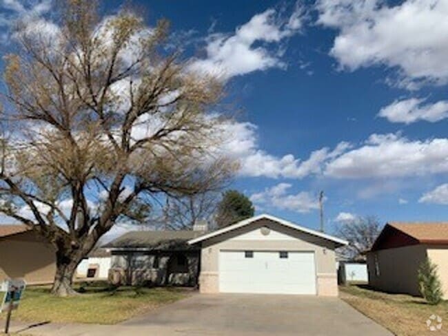 Building Photo - Beautiful  3 bedroom, 2 bath home with 2 c...