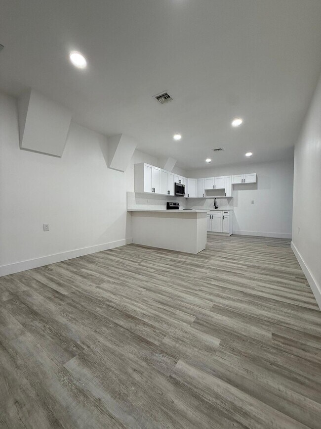 Photo - 913 NW 46th St