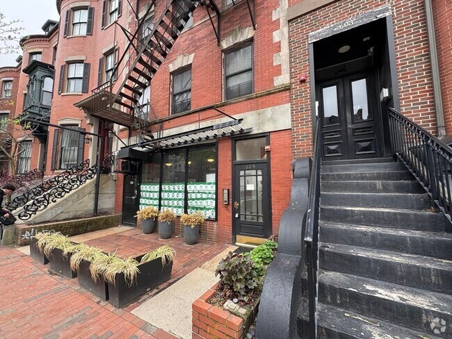 Building Photo - 605 Massachusetts Ave Unit 4 Rental