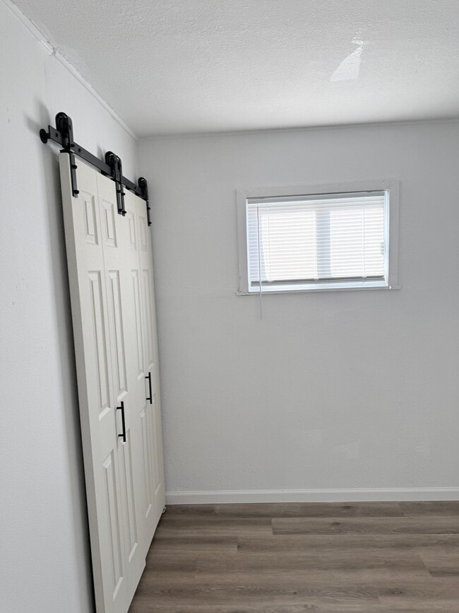 Photo - 1595 Elaine St