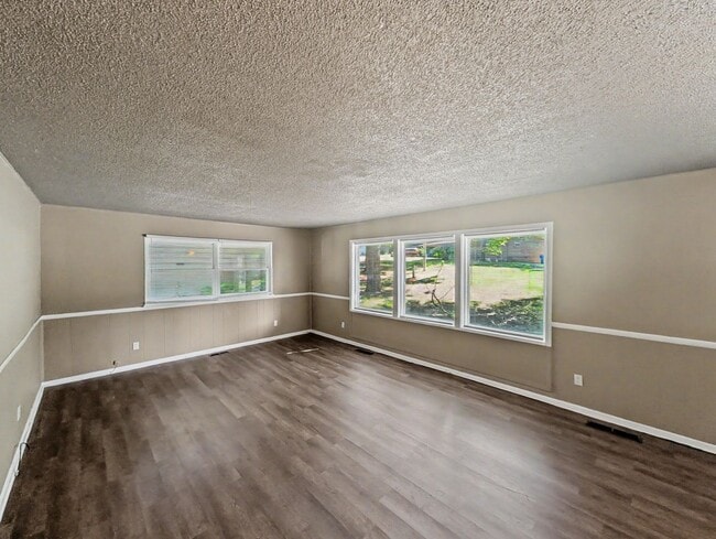 Photo - 16 Evesham Ln