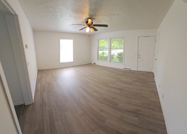 Building Photo - 340 -360 Steven Ct Rental