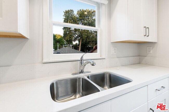 Photo - 551 1/2 Westmount Dr