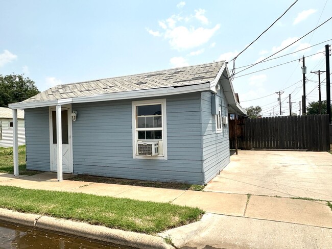 Building Photo - Cute 1-Bedroom in North Lubbock near Texas Tech!