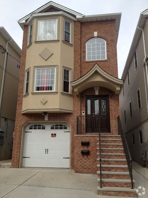Building Photo - 539 Central Ave Unit 1F Rental