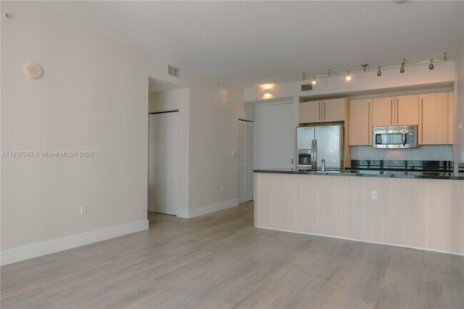 Photo - 79 SW 12th St Unidad 1403-S Rental