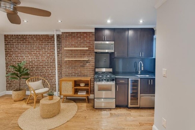 Building Photo - 436 W 52nd St Rental