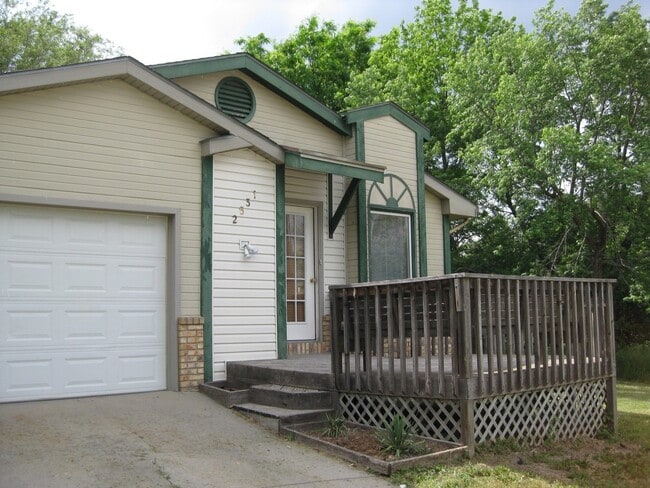 Building Photo - Cute Home with Lots of Character on a Huge Lot