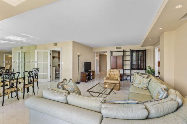 Building Photo - 1420 Brickell Bay Dr Unit 601A