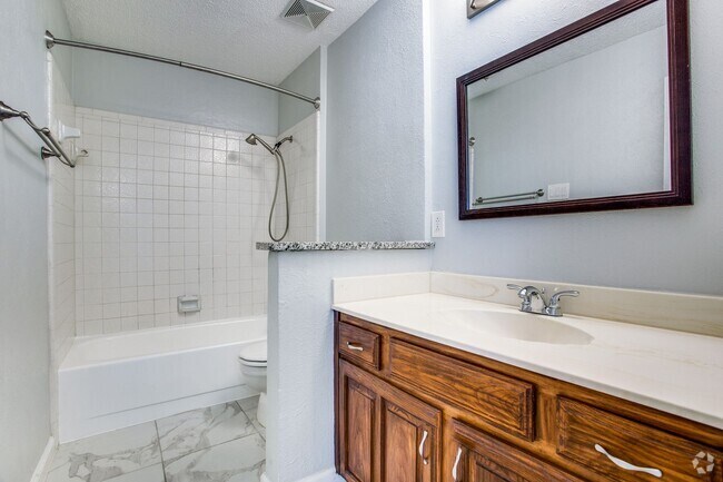 Building Photo - 2-Bedroom Condo in Garland - Private Patio...