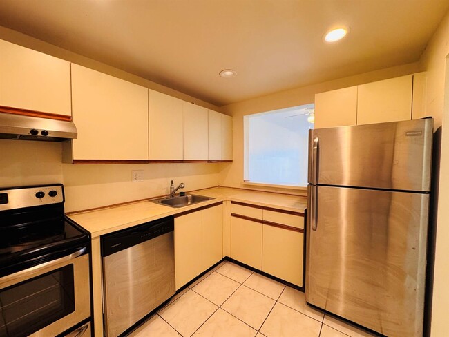 Building Photo - 8025 Colony Cir S Unit VERSAILLES GARDENS CONDO