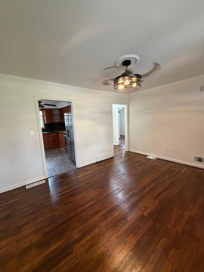 Photo - 777 Mannering Rd