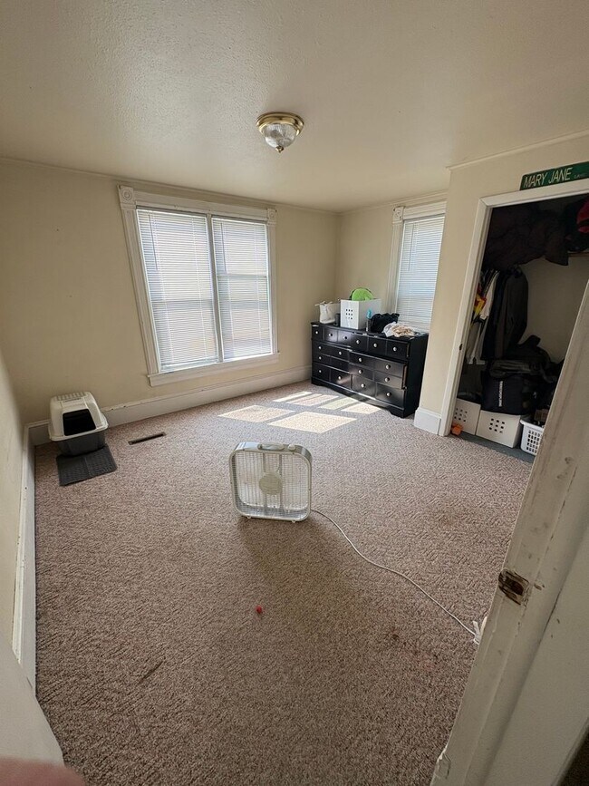 Photo - Campus Housing 3 Bed 1 Bath - Last Minute Availability! Steps from campus!