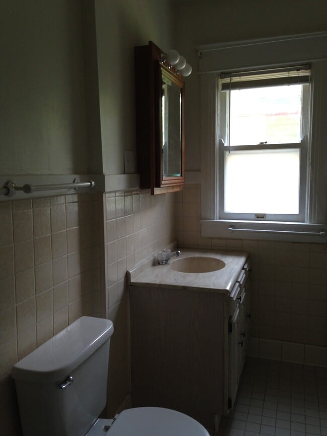 Baño - 1419 S Lowell Ave Unidad Upstairs
