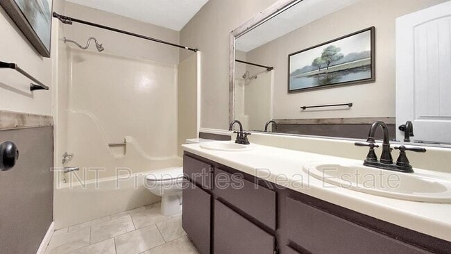 Photo - 605 San Saba Ct