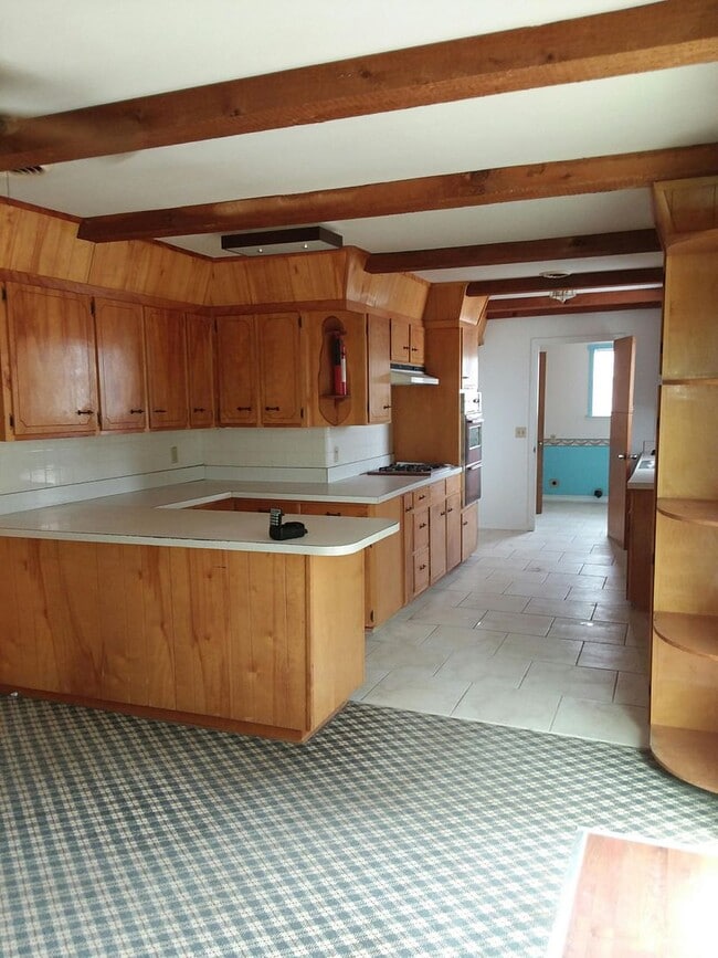 Photo - Large 4 Bed 2 Bath on Chapman DR