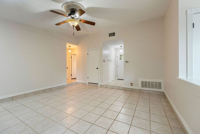 Photo - 920 Acorn Oaks Dr