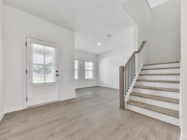 Photo - 611 Elwick Ln