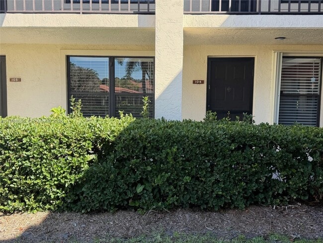 Photo - 301 SW South River Dr Unidad 104