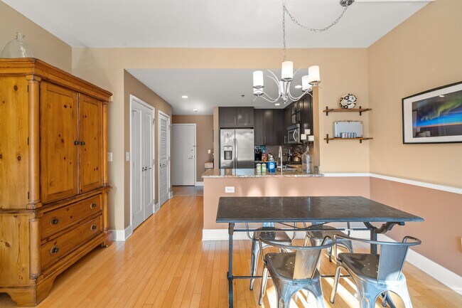 Photo - 1125 Maxwell Ln Unit 424