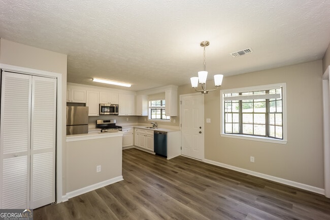 Photo - 252 Windemere Way