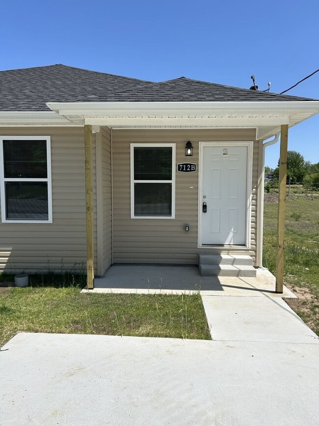 Building Photo - 712 Columbus St Unit 712 N Columbus -  B