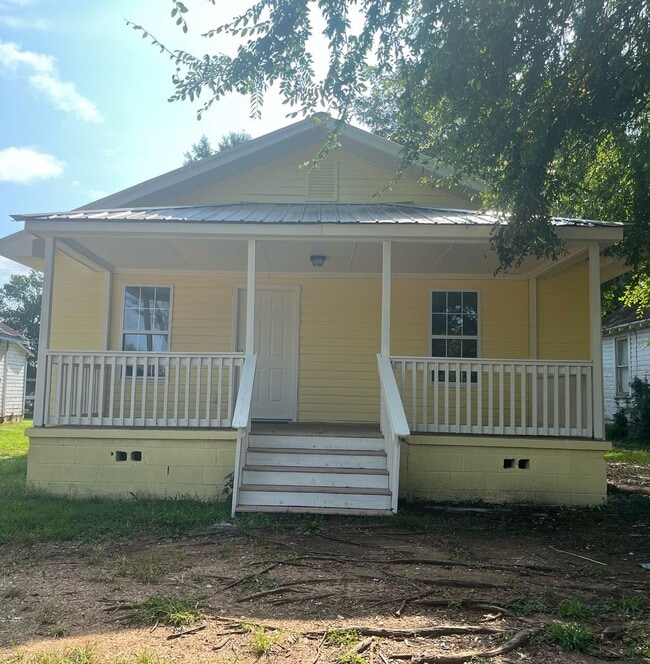 Building Photo - 806 N Douglas Ave Rental